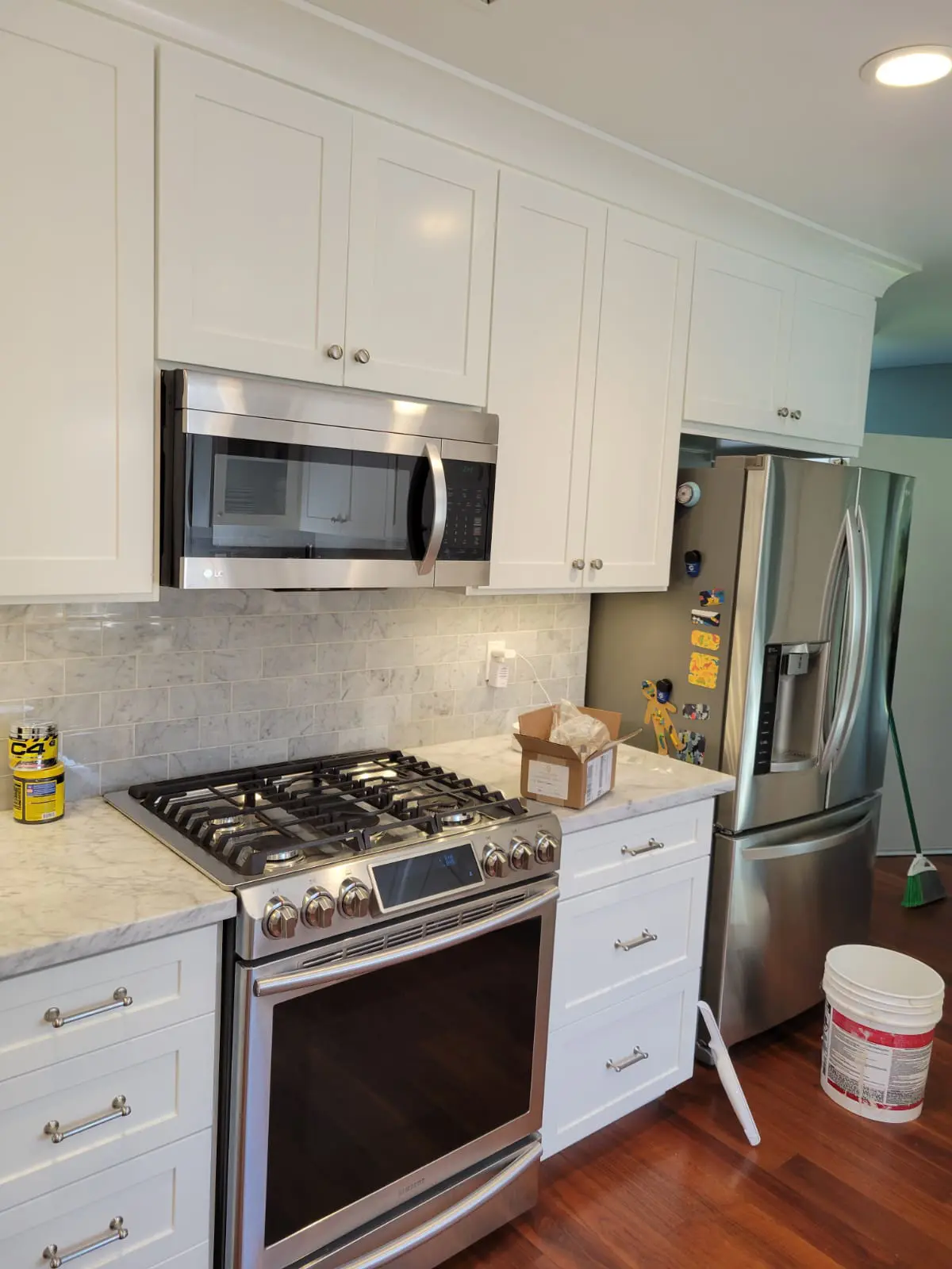 Finished white kitchen cabinets